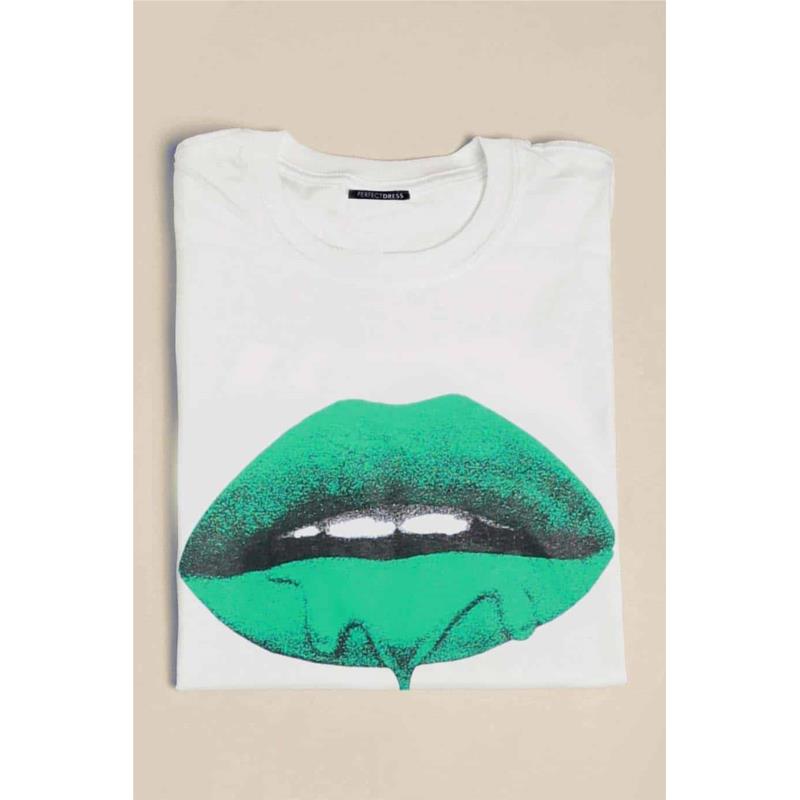 casual oversized T-shirt extravagant green lips on white