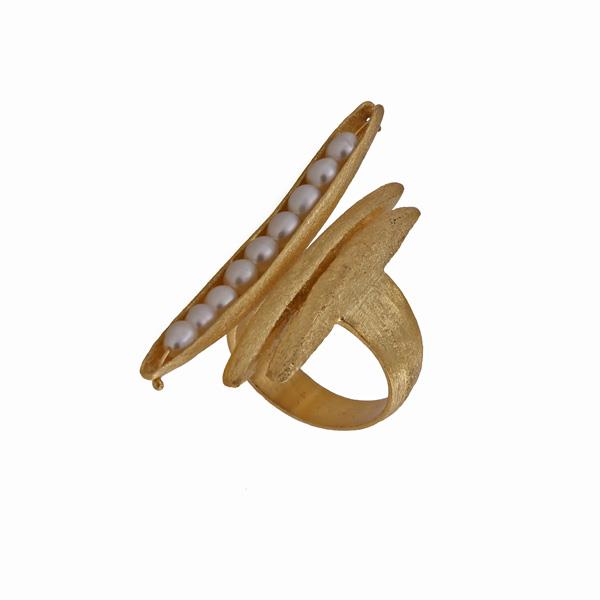 Efstathia Επίχρυσο ασύμμετρο ασημένιο δαχτυλίδι με λευκά μαργαριτάρια