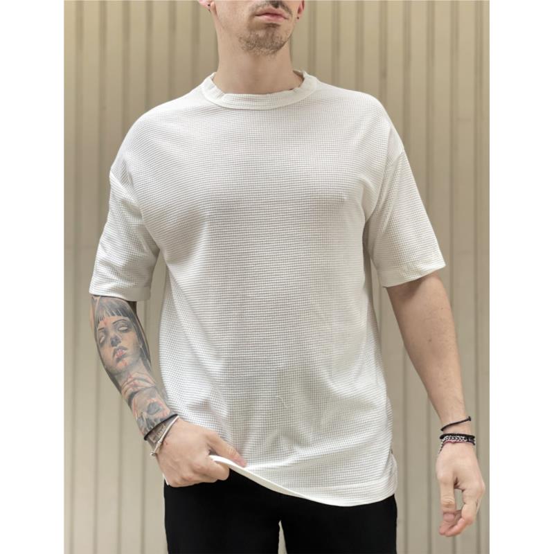 Ανδρική λευκή κοντομάνικη μπλούζα με ανάγλυφο σχέδιο TST909W